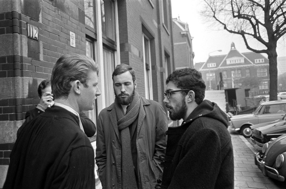 Kort geding eerstejaars studenten Leiden tegen Universiteit te Den Haag v.l.n.r., Bestanddeelnr 921-8778