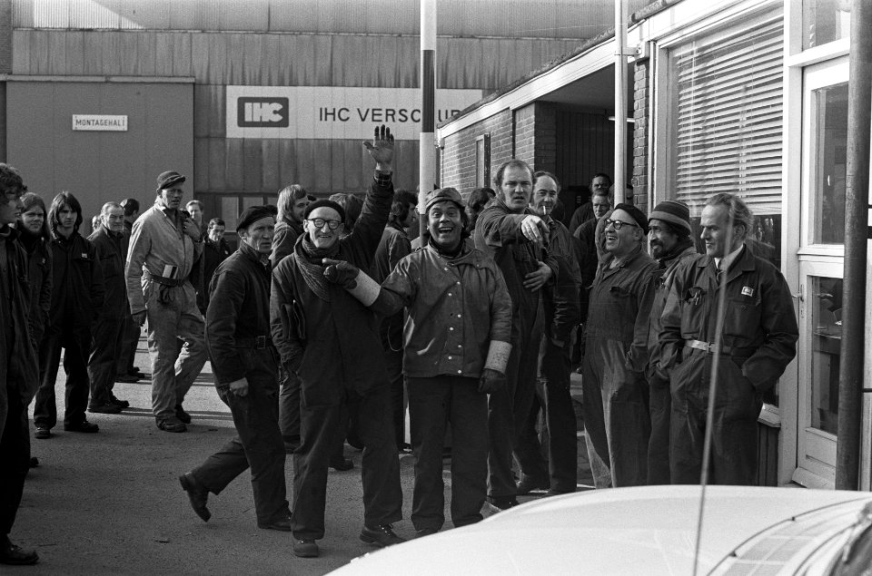 Korte stakingen bij bedrijven in Amsterdam-Noord, stakers bij Verschure, Bestanddeelnr 926-2504
