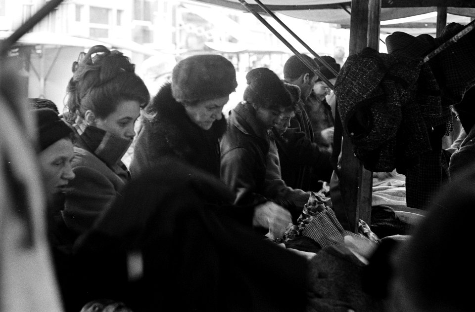 Koude in Amsterdam huisvrouwen bij marktstal met stoffen, Bestanddeelnr 922-1174