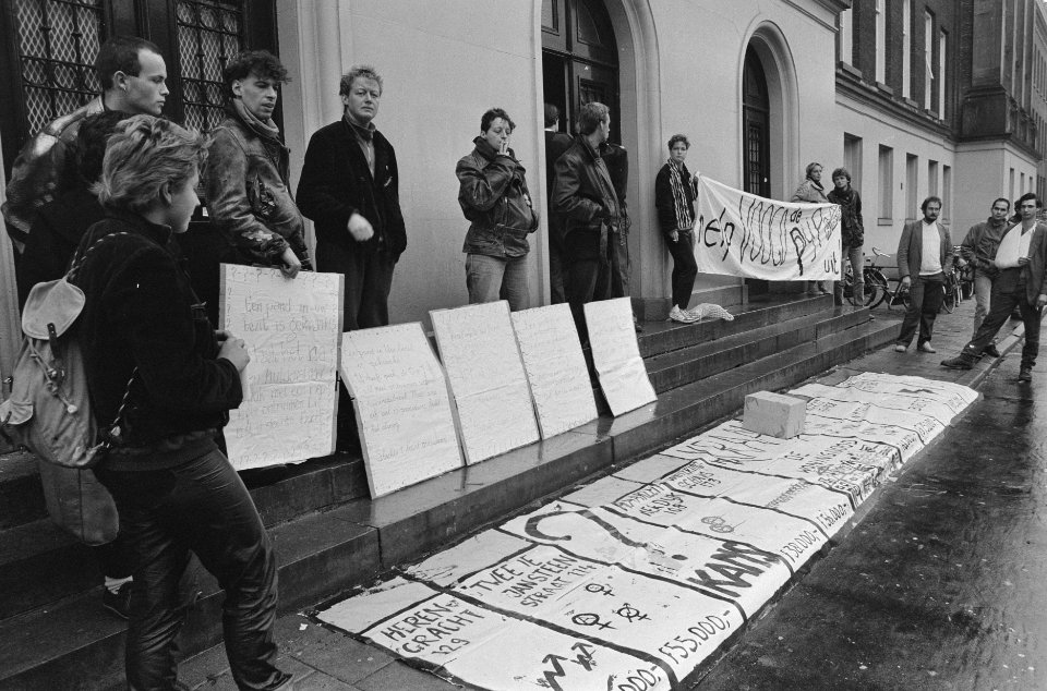 Kort geding Amsterdam van krakers tegen voorm. topambtenaar Voogd om ontruiming , Bestanddeelnr 933-7989 photo