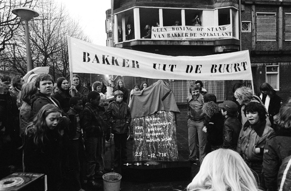 Kraakactie panden Insulindeweg in Amsterdam krakers met protestbord, Bestanddeelnr 930-0613