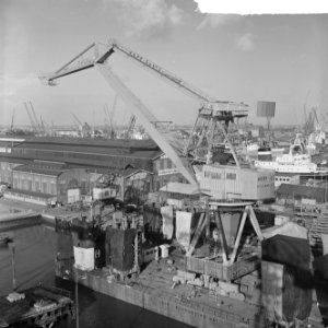Kraaneiland voor IJmuidens pierbouw, het eerste kraaneiland de lepelaar schiet a, Bestanddeelnr 916-0231