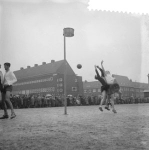 Korfbal Rhoda tegen Westerkwartier 6-6, aanval op korfbal van WK, Bestanddeelnr 910-2346