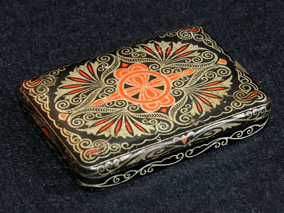 Kousen-Spaarder HP, rechthoekige zwart, zilver en rood zeepdoosje, foto5