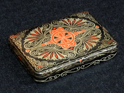 Kousen-Spaarder HP, rechthoekige zwart, zilver en rood zeepdoosje, foto5