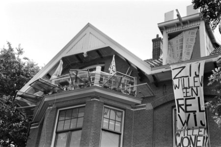 Kraakpand Lucky Luijk in Jan Luykenstraat in Amsterdam barricaden op dakkapel, Bestanddeelnr 932-2630