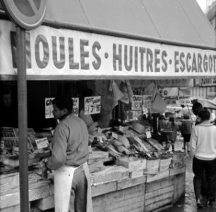 Kraam in de Rue Lepic (Montmartre) met mosselen, oesters en slakken, Bestanddeelnr 254-0393