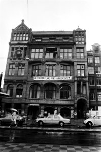 Kraakpand, het voormalig gebouw van NRC-Handelsblad in Amsterdam, met aan de ge…, Bestanddeelnr 930-9155