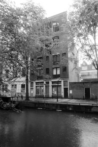 Kraakpand aan de Groenburgwal in Amsterdam door ME ontrui 2, 3 auto op zijn kan, Bestanddeelnr 931-5388
