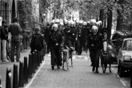 Kraakpand aan de Groenburgwal in Amsterdam door ME ontruimt ME komt de kade opgelopen, Bestanddeelnr 931-5391