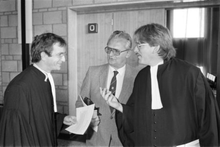 Kort geding ambtenarenbonden tegen min. Rietkerk vlnr landsadvocaat mr. H. A. G, Bestanddeelnr 932-9458