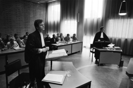 Kort geding in Den Haag door centrales van overheid personeel tegen de staat i.v, Bestanddeelnr 931-5394