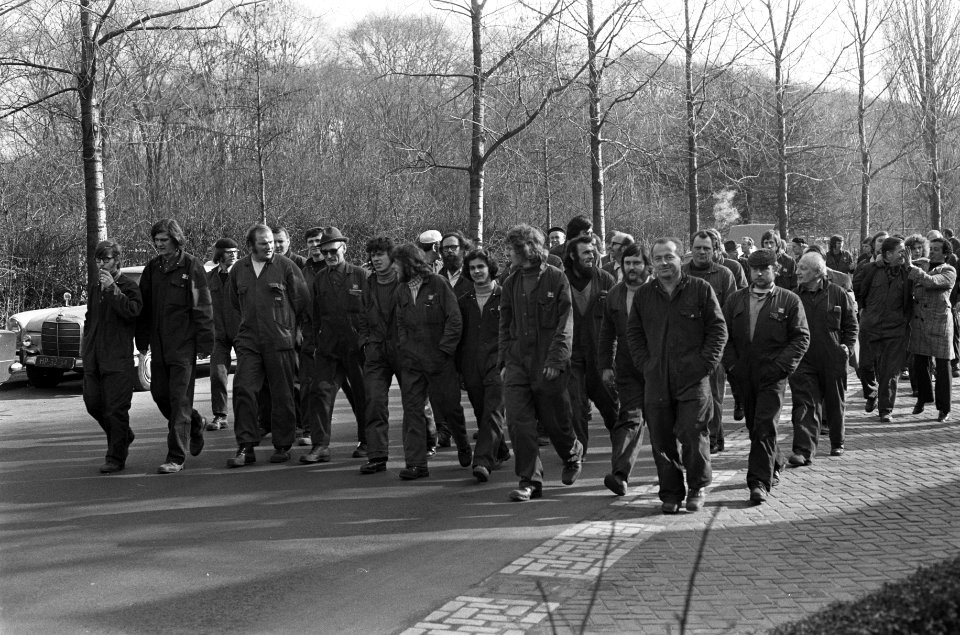 Korte stakingen bij bedrijven in Amsterdam-Noord, stakers van Verschure op weg n, Bestanddeelnr 926-2498