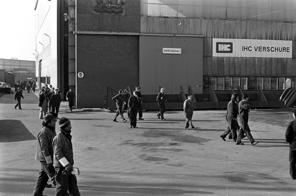 Korte stakingen bij bedrijven in Amsterdam-Noord, stakers bij Verschure, Bestanddeelnr 926-2503