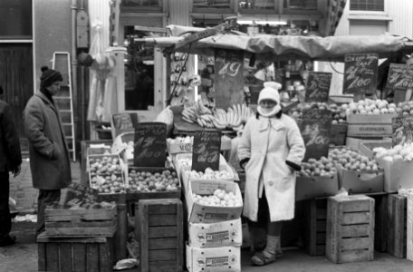 Koude in Amsterdam koopvrouw bij zuidvruchten, Bestanddeelnr 922-1173
