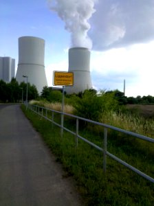 Kraftwerk Lippendorf vom nördlichen Teil der Werkstraße aus gesehen im Juni 2016