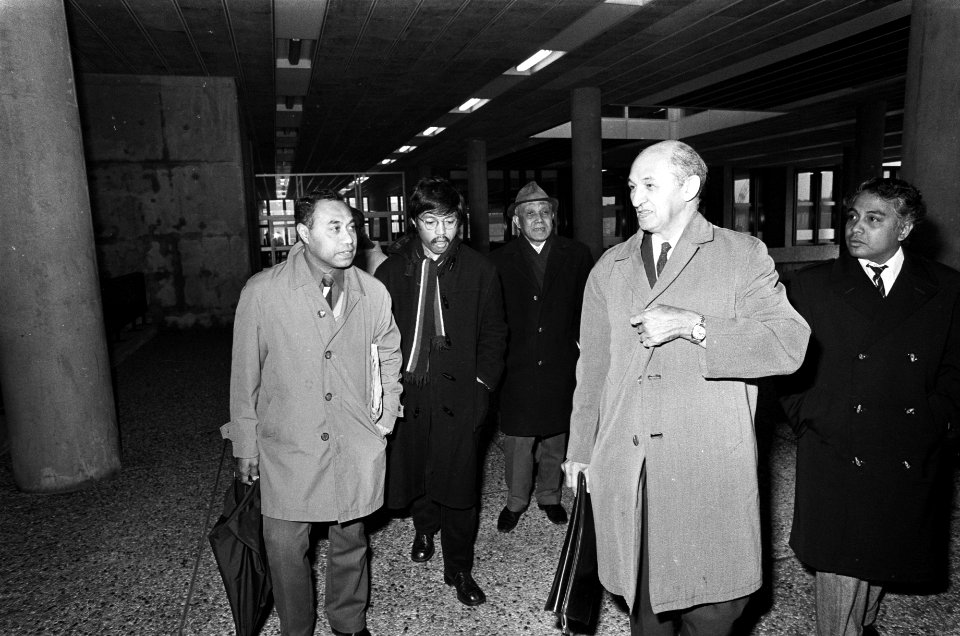 Kort geding Manusama tegen Den Haag Manusama (2e van r temidden van getrouwen, Bestanddeelnr 927-8790