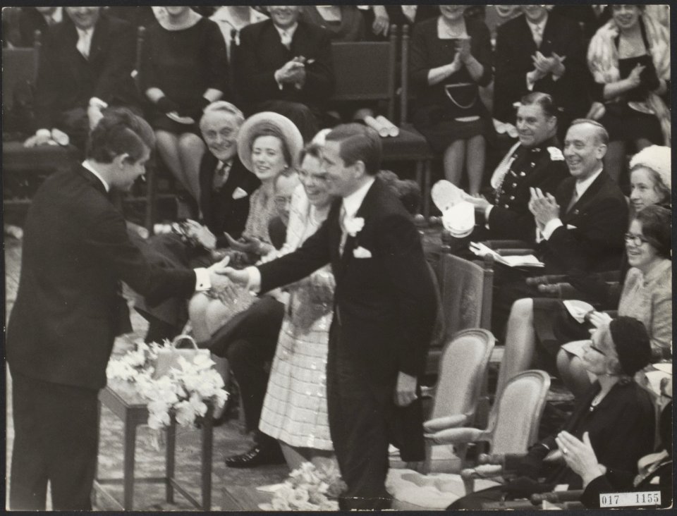 Koninklijk huis, prinsessen, prinsen, begroetingen, commissarissen, Beatrix, pri, Bestanddeelnr 017-1155
