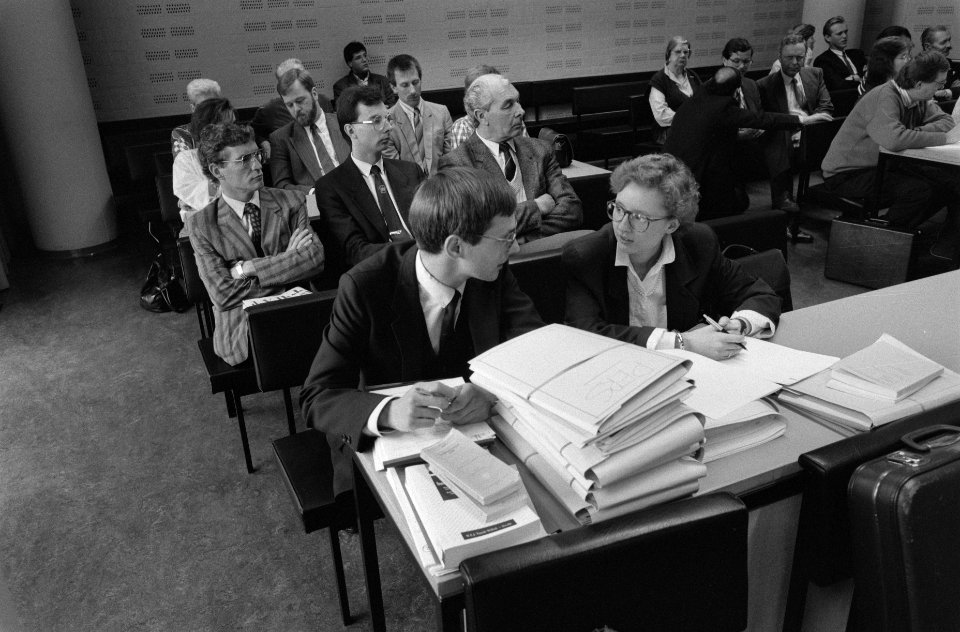 Kort geding in Den Haag door het personeel van Nederlandse ambassades en consula, Bestanddeelnr 934-4395
