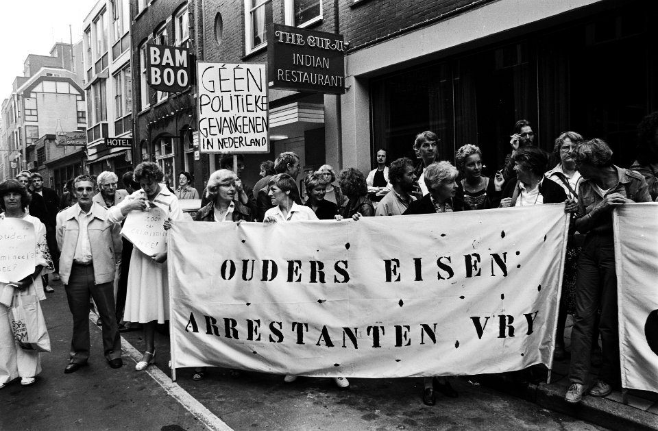 Kraakbeweging, ouders, spandoeken, demonstraties, Bestanddeelnr 930-9639