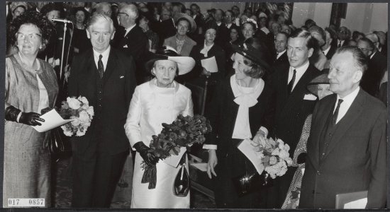 Koninklijk huis, prinsessen, prinsen, prijsuitreikingen, toeschouwers, Beatrix, , Bestanddeelnr 017-0857