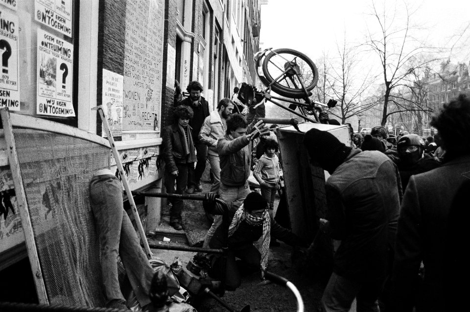 Kraakpanden aan de Keizersgracht 242 252 krakers stort zand uit bakfiets bij e, Bestanddeelnr 930-6294
