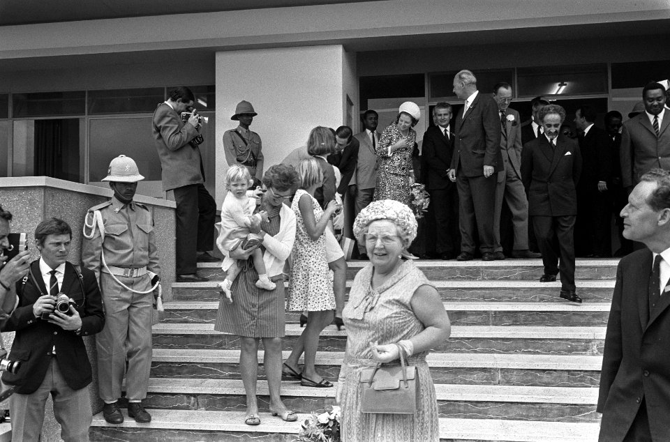 Koninklijke familie in Ethiopie vertrek uit ziekenhuis, Bestanddeelnr 922-0500
