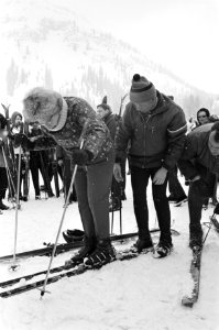 Koninklijke familie in Lech. koningin Juliana op weg naar de skitocht, Bestanddeelnr 921-1356