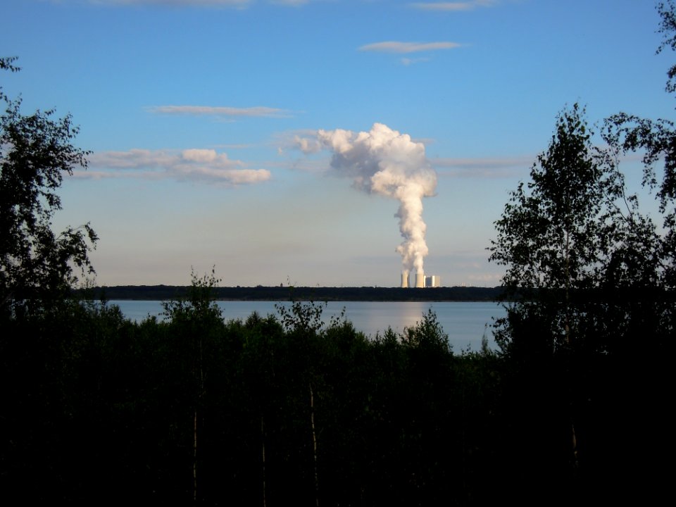 Kraftwerk Lippendorf von der Westseite des Zwenkauer Sees gesehen im August 2017