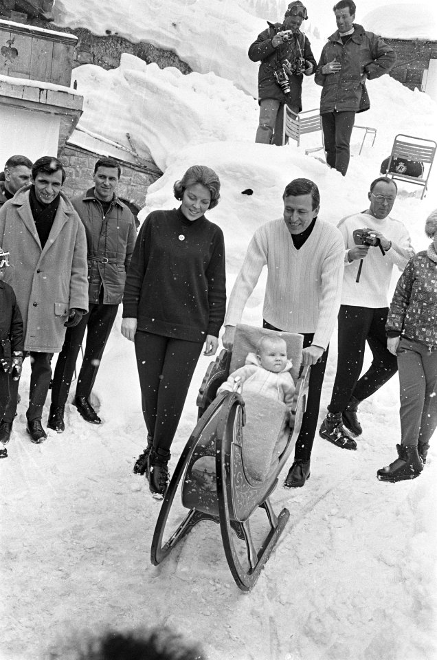 Koninklijke familie in Lech. Prinses Beatrix en prins Claus rijden met prins Wil, Bestanddeelnr 921-1334