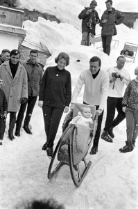 Koninklijke familie in Lech. Prinses Beatrix en prins Claus rijden met prins Wil, Bestanddeelnr 921-1334