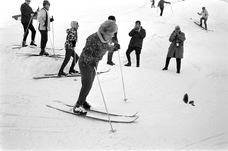 Koninklijke familie in Lech. koningin Juliana en prins Bernhard laten zich naar , Bestanddeelnr 921-1340