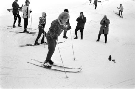 Koninklijke familie in Lech. koningin Juliana en prins Bernhard laten zich naar , Bestanddeelnr 921-1340