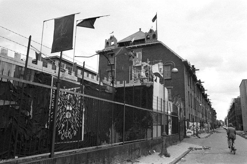Kraakpad Conradstraat in verband met aanstaande ontruiming omgebouwd tot fort, Bestanddeelnr 934-2563