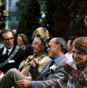 Koninklijke Familie bij viering Regeringsjubileum in Tilburg Koninklijk Paar, Bestanddeelnr 254-9331