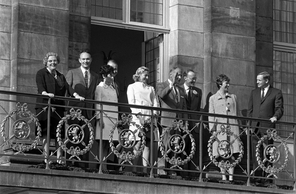 Koninklijke familie en astronauten met echtgenotes op balkon Paleis op de Dam, Bestanddeelnr 922-8557