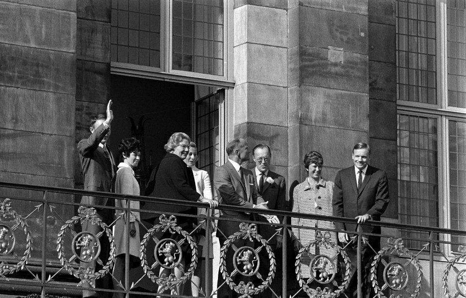 Koninklijke familie en astronauten met echtgenotes op balkon Paleis op de Dam, Bestanddeelnr 922-8558