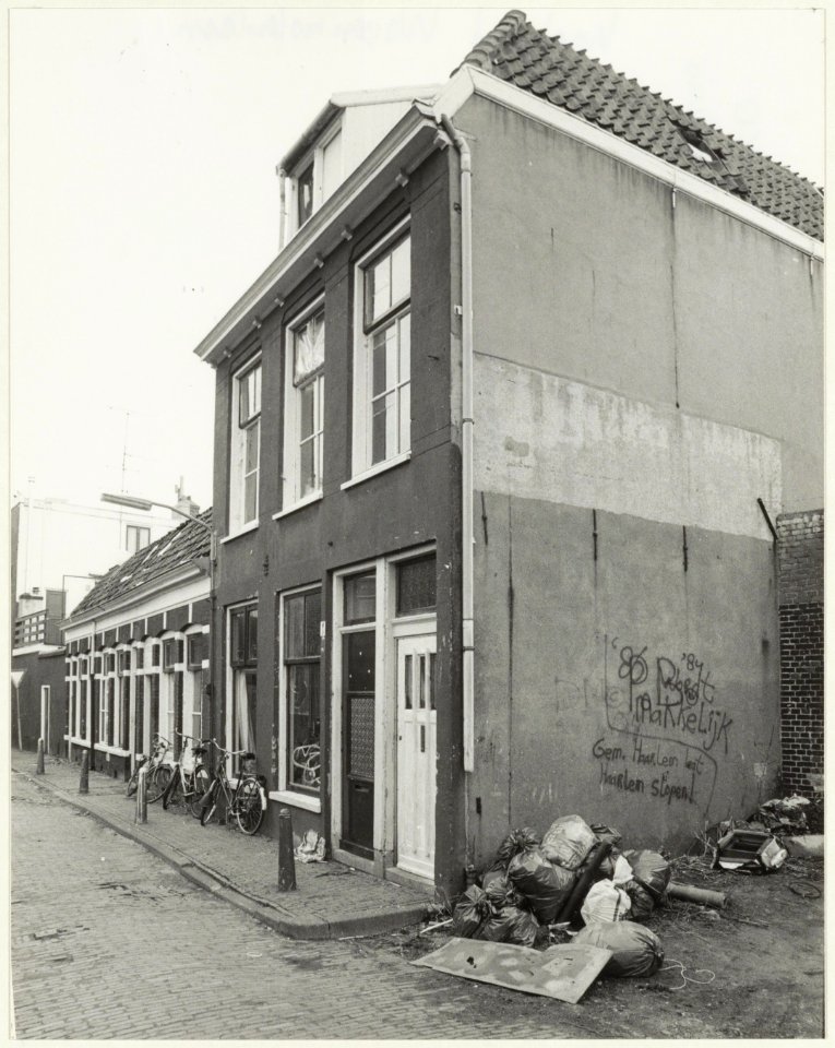 Kraakpand aan de Wagenmakerslaan 1, ziende naar het noordoosten. NL-HlmNHA 54023324