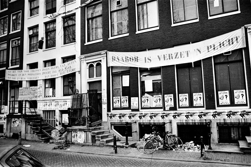 Kraakpanden aan de Keizersgracht 242 252 gebarricadeerd ivm eventuele ontruim, Bestanddeelnr 930-6229