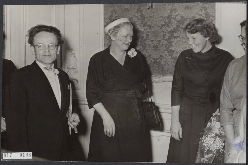 Koninklijk huis, prinsessen, prijsuitreikingen, auteurs, gesprekken, Beatrix, pr, Bestanddeelnr 017-0198