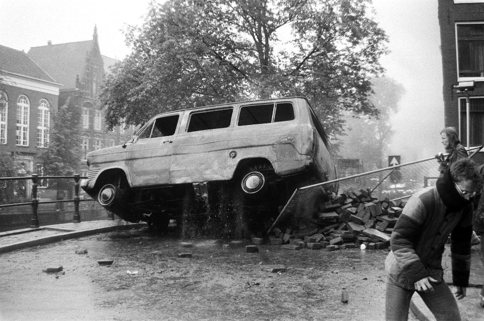 Kraakpand aan de Groenburgwal in Amsterdam door ME ontruimt 25, 26 ME komt de kade opgelopen, 23, 24 barricaden, Bestanddeelnr 931-5392
