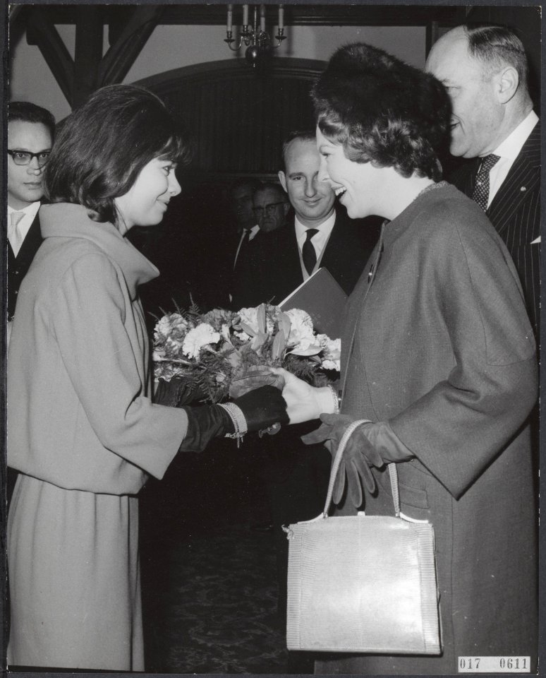 Koninklijk huis, prinsessen, openingen, congressen, ministers, bloemen, Beatrix,, Bestanddeelnr 017-0611