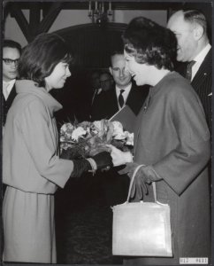 Koninklijk huis, prinsessen, openingen, congressen, ministers, bloemen, Beatrix,, Bestanddeelnr 017-0611
