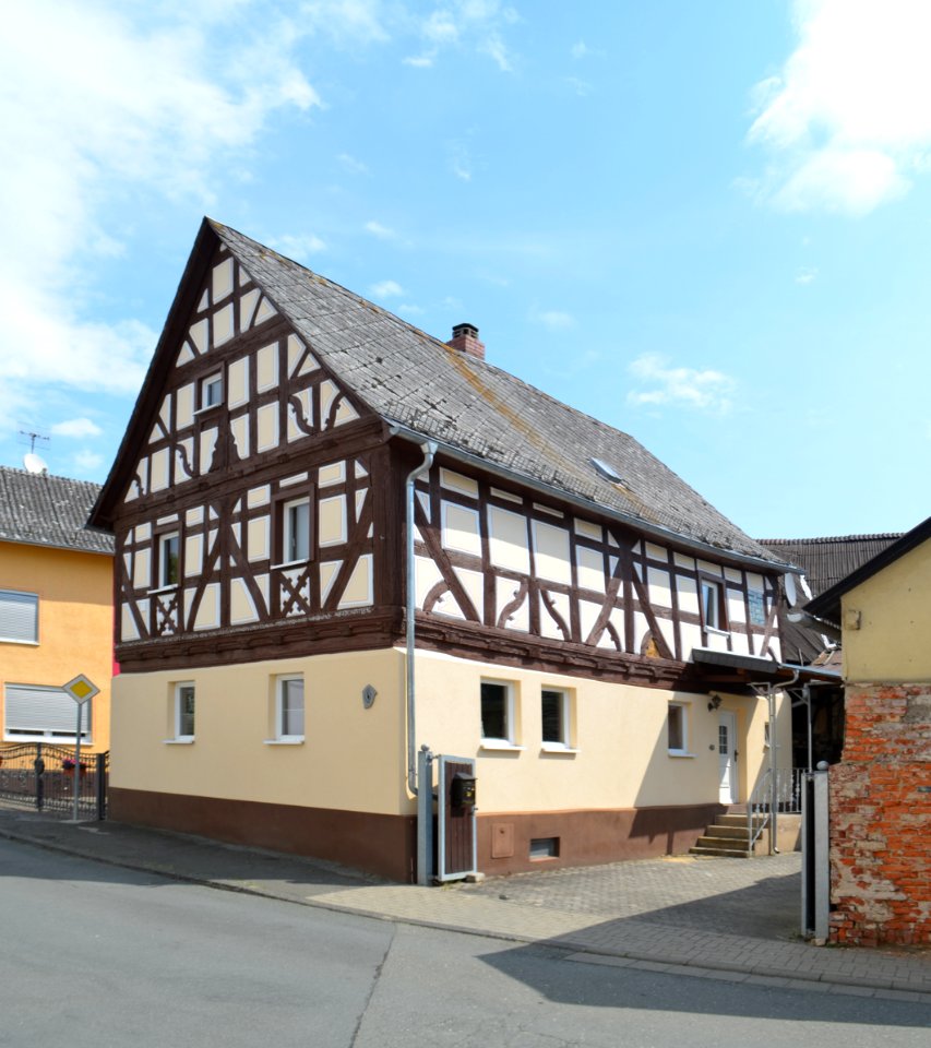Kröffelbach, Oberquembacher Straße 6