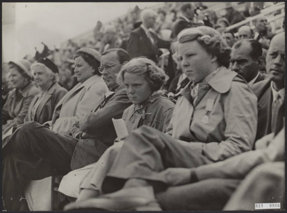 Koninklijk huis, prinsessen, prinsen, koninginnen, publiek, tribunes, Olympische, Bestanddeelnr 019-0886