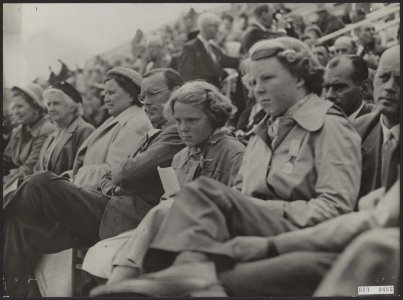 Koninklijk huis, prinsessen, prinsen, koninginnen, publiek, tribunes, Olympische, Bestanddeelnr 019-0886