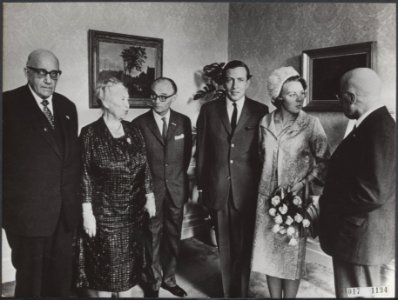 Koninklijk huis, prinsessen, prinsen, begroetingen, Beatrix, prinses, Beel, Loui, Bestanddeelnr 017-1194