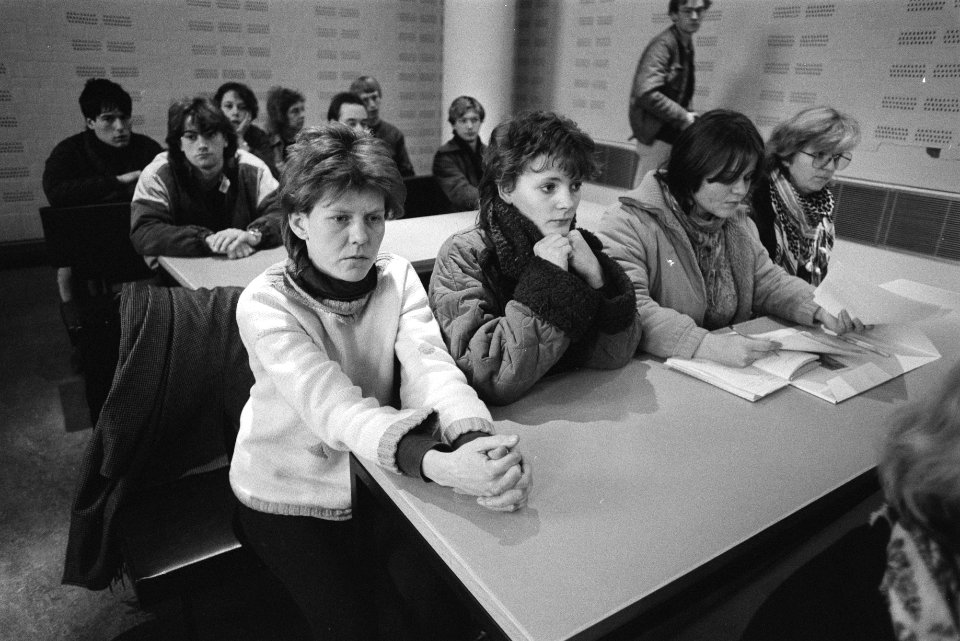 Kort geding FNV-jongeren tegen de Staat i.v.m. uitkering in eens ( Den Haag ), Bestanddeelnr 932-8379