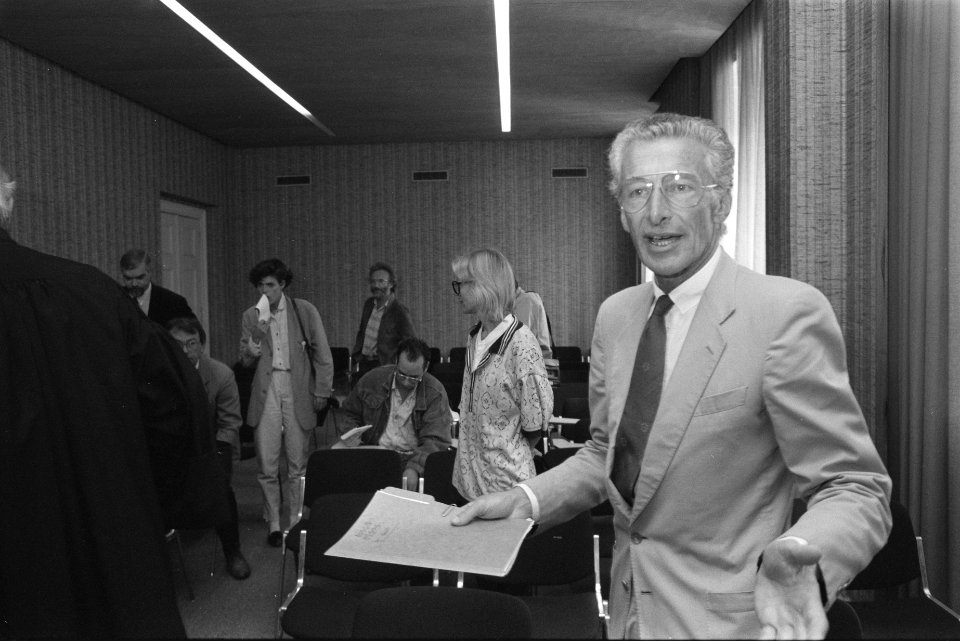 Kort geding Harry Mulisch tegen man die hem al vele jar lastig valt, Bestanddeelnr 934-3104
