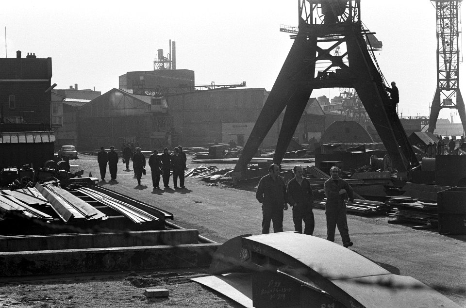 Korte stakingen bij bedrijven in Amsterdam-Noord, werknemers van Verschure verla, Bestanddeelnr 926-2496